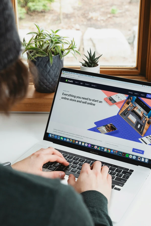 Lo que un comercio debería tener sí o sí en su sitio web (checklist corta)
